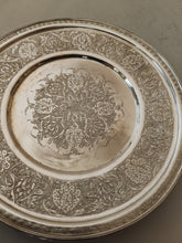 Charger l&#39;image dans la galerie, Assiette en argent 900 finement ciselée, Iran XXème
