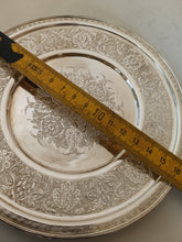 Charger l&#39;image dans la galerie, Assiette en argent 900 finement ciselée, Iran XXème
