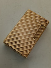 Charger l&#39;image dans la galerie, Briquet Dupont doré , modèle rayures obliques (rare) à réviser , ne fonctionne pas.
