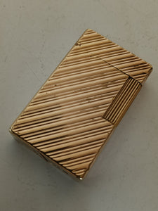 Briquet Dupont doré , modèle rayures obliques (rare) à réviser , ne fonctionne pas.