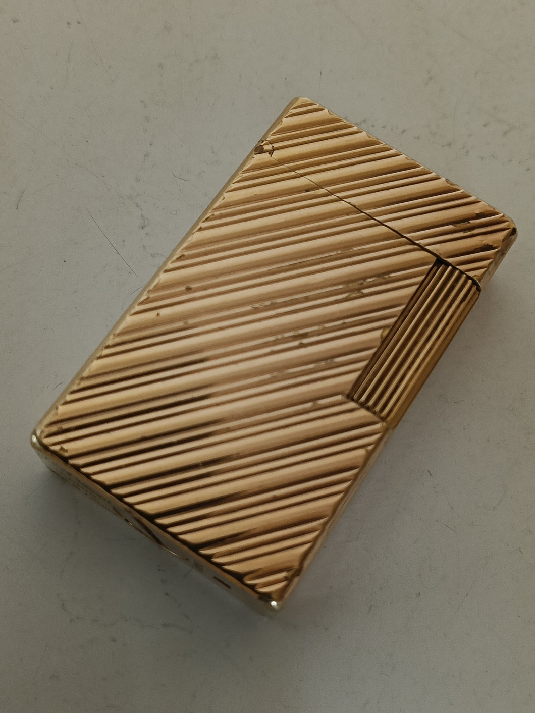 Briquet Dupont doré , modèle rayures obliques (rare) à réviser , ne fonctionne pas.