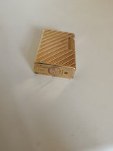 Charger l&#39;image dans la galerie, Briquet Dupont doré , modèle rayures obliques (rare) à réviser , ne fonctionne pas.
