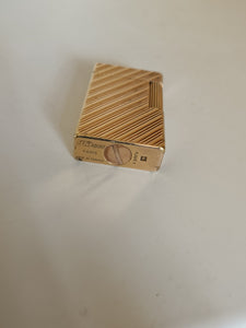Briquet Dupont doré , modèle rayures obliques (rare) à réviser , ne fonctionne pas.