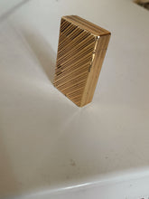 Charger l&#39;image dans la galerie, Briquet Dupont doré , modèle rayures obliques (rare) à réviser , ne fonctionne pas.
