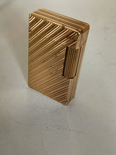 Charger l&#39;image dans la galerie, Briquet Dupont doré , modèle rayures obliques (rare) à réviser , ne fonctionne pas.
