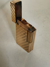 Charger l&#39;image dans la galerie, Briquet Dupont doré , modèle rayures obliques (rare) à réviser , ne fonctionne pas.
