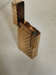 Briquet Dupont doré , modèle rayures obliques (rare) à réviser , ne fonctionne pas.