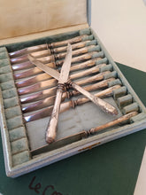 Charger l&#39;image dans la galerie, Jezler roseau Série de 12 coûteaux à dessert manches et lames en argent massif . Orfèvre Blondin fin XIX ème début XXÈME,modèle Schilf
