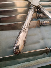 Charger l&#39;image dans la galerie, Jezler roseau Série de 12 coûteaux à dessert manches et lames en argent massif . Orfèvre Blondin fin XIX ème début XXÈME,modèle Schilf
