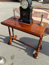 Charger l&#39;image dans la galerie, Ravissante table de lecture Anglaise XIXE Victorien, dite table d&#39;architecte. Fait aussi une magnifique console (surtout) . En acajou massif parfait état .
