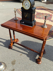 Ravissante table de lecture Anglaise XIXE Victorien, dite table d'architecte. Fait aussi une magnifique console (surtout) . En acajou massif parfait état .