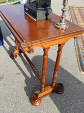 Charger l&#39;image dans la galerie, Ravissante table de lecture Anglaise XIXE Victorien, dite table d&#39;architecte. Fait aussi une magnifique console (surtout) . En acajou massif parfait état .
