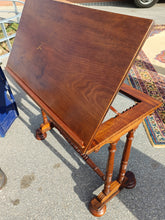Charger l&#39;image dans la galerie, Ravissante table de lecture Anglaise XIXE Victorien, dite table d&#39;architecte. Fait aussi une magnifique console (surtout) . En acajou massif parfait état .
