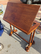 Charger l&#39;image dans la galerie, Ravissante table de lecture Anglaise XIXE Victorien, dite table d&#39;architecte. Fait aussi une magnifique console (surtout) . En acajou massif parfait état .
