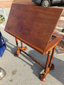 Ravissante table de lecture Anglaise XIXE Victorien, dite table d'architecte. Fait aussi une magnifique console (surtout) . En acajou massif parfait état .