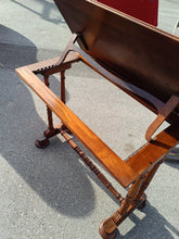 Charger l&#39;image dans la galerie, Ravissante table de lecture Anglaise XIXE Victorien, dite table d&#39;architecte. Fait aussi une magnifique console (surtout) . En acajou massif parfait état .
