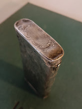 Charger l&#39;image dans la galerie, Boîte à cigare en argent massif  début XIXE richement décoré. Poinçons Minerve
