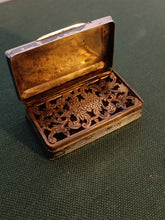 Charger l&#39;image dans la galerie, Petite boîte en argent dite vinaigrette, fin XIX probablement Suisse . Guillochée
