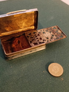Petite boîte en argent dite vinaigrette, fin XIX probablement Suisse . Guillochée