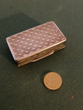 Charger l&#39;image dans la galerie, Petite boîte en argent dite vinaigrette, fin XIX probablement Suisse . Guillochée
