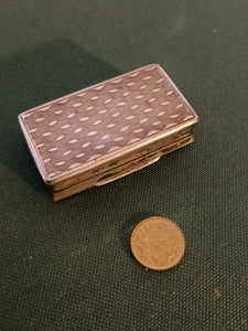 Petite boîte en argent dite vinaigrette, fin XIX probablement Suisse . Guillochée