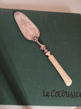 Charger l&#39;image dans la galerie, Pelle à tarte argent massif Autriche Hongrie XIXE, décors guillochés , manche os.

