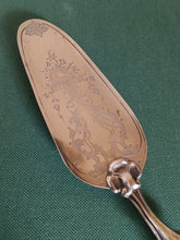 Charger l&#39;image dans la galerie, Pelle à tarte argent massif Autriche Hongrie XIXE, décors guillochés , manche os.
