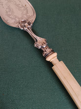 Charger l&#39;image dans la galerie, Pelle à tarte argent massif Autriche Hongrie XIXE, décors guillochés , manche os.
