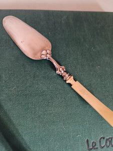 Pelle à tarte argent massif Autriche Hongrie XIXE, décors guillochés , manche os.