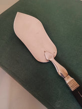 Charger l&#39;image dans la galerie, Pelle à gâteau Napoléon III argent massif et ébène
