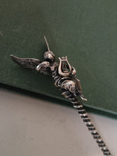 Charger l&#39;image dans la galerie, Rare cuillère en argent massif , ange à la lyre finement ciselée. Fin XIXè probablement Suisse
