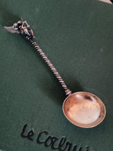 Charger l&#39;image dans la galerie, Rare cuillère en argent massif , ange à la lyre finement ciselée. Fin XIXè probablement Suisse
