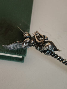 Rare cuillère en argent massif , ange à la lyre finement ciselée. Fin XIXè probablement Suisse