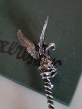 Charger l&#39;image dans la galerie, Rare cuillère en argent massif , ange à la lyre finement ciselée. Fin XIXè probablement Suisse
