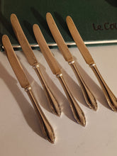 Charger l&#39;image dans la galerie, Schwarz &amp; Steiner vienne début XXÈME, série de 5 couteaux à dessert en argent massif  doré
