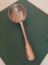 Charger l&#39;image dans la galerie, Samuel Bonvepre orfèvre à Neuchâtel vers 1776 Soupoudreuse modèle filet argent massif XVIIIE
