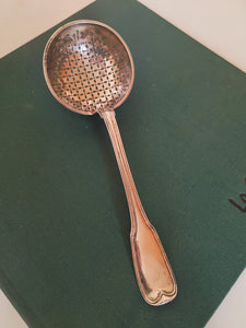 Samuel Bonvepre orfèvre à Neuchâtel vers 1776 Soupoudreuse modèle filet argent massif XVIIIE