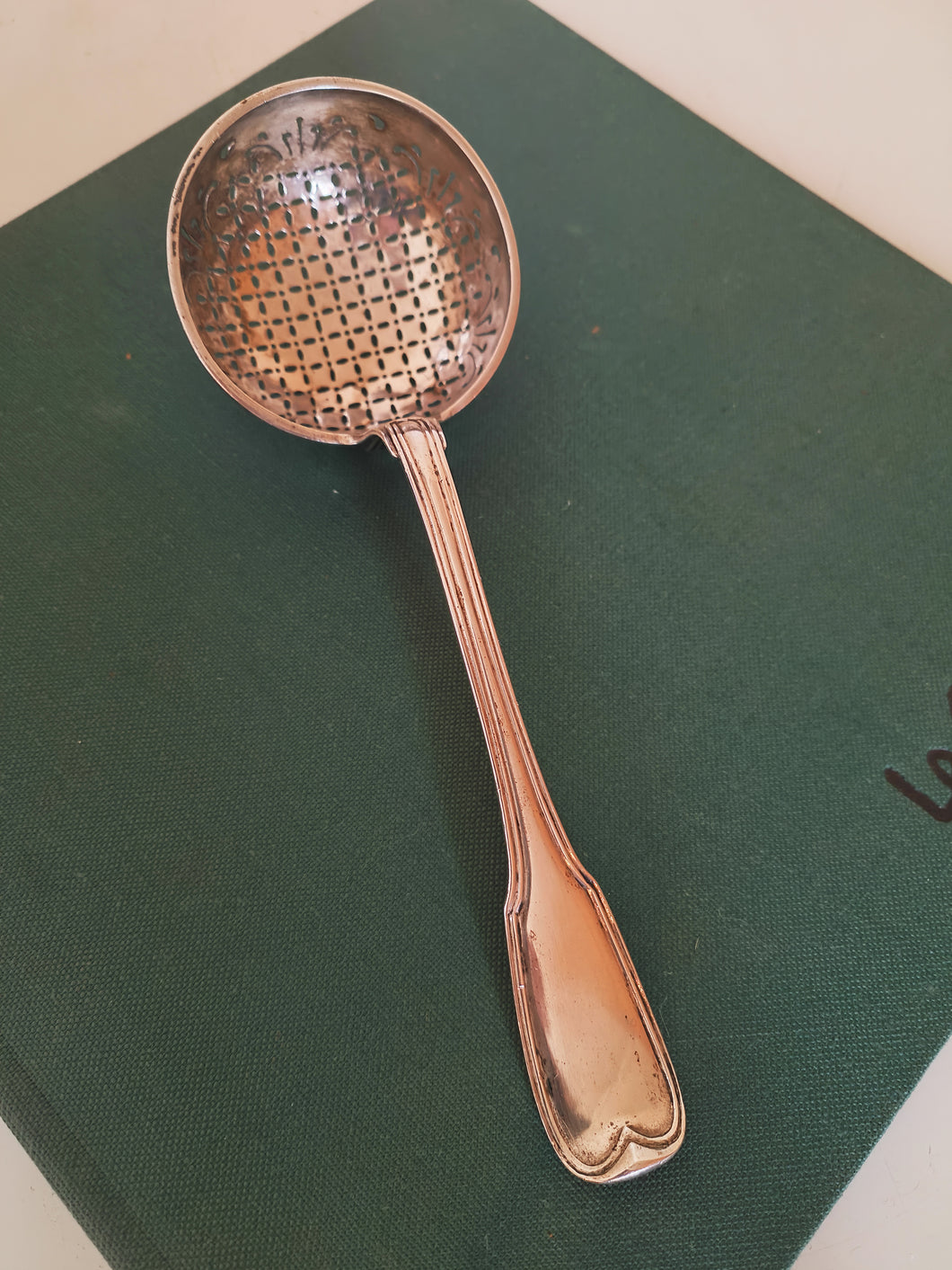 Samuel Bonvepre orfèvre à Neuchâtel vers 1776 Soupoudreuse modèle filet argent massif XVIIIE