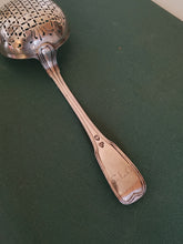 Charger l&#39;image dans la galerie, Samuel Bonvepre orfèvre à Neuchâtel vers 1776 Soupoudreuse modèle filet argent massif XVIIIE
