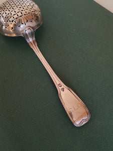Samuel Bonvepre orfèvre à Neuchâtel vers 1776 Soupoudreuse modèle filet argent massif XVIIIE