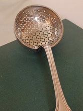 Charger l&#39;image dans la galerie, Samuel Bonvepre orfèvre à Neuchâtel vers 1776 Soupoudreuse modèle filet argent massif XVIIIE
