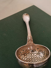 Charger l&#39;image dans la galerie, Samuel Bonvepre orfèvre à Neuchâtel vers 1776 Soupoudreuse modèle filet argent massif XVIIIE
