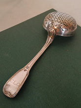 Charger l&#39;image dans la galerie, Samuel Bonvepre orfèvre à Neuchâtel vers 1776 Soupoudreuse modèle filet argent massif XVIIIE
