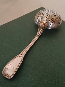 Samuel Bonvepre orfèvre à Neuchâtel vers 1776 Soupoudreuse modèle filet argent massif XVIIIE