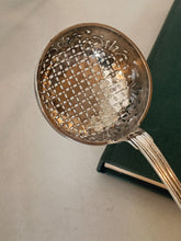 Charger l&#39;image dans la galerie, Samuel Bonvepre orfèvre à Neuchâtel vers 1776 Soupoudreuse modèle filet argent massif XVIIIE
