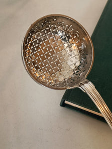 Samuel Bonvepre orfèvre à Neuchâtel vers 1776 Soupoudreuse modèle filet argent massif XVIIIE