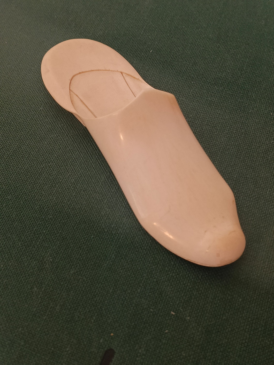Chaussure babouche en os sculpté, travail probablement Japonais quel précision et pureté. Fin XIXÈME début XXÈME