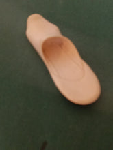 Charger l&#39;image dans la galerie, Chaussure babouche en os sculpté, travail probablement Japonais quel précision et pureté. Fin XIXÈME début XXÈME

