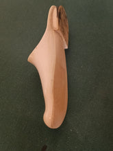 Charger l&#39;image dans la galerie, Chaussure babouche en os sculpté, travail probablement Japonais quel précision et pureté. Fin XIXÈME début XXÈME
