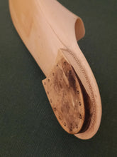 Charger l&#39;image dans la galerie, Chaussure babouche en os sculpté, travail probablement Japonais quel précision et pureté. Fin XIXÈME début XXÈME
